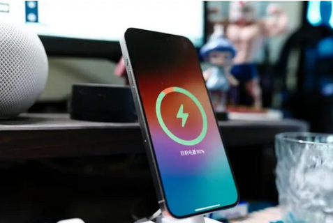 石河子苹果15换屏服务分享用什么充电器给iPhone15充电更好 
